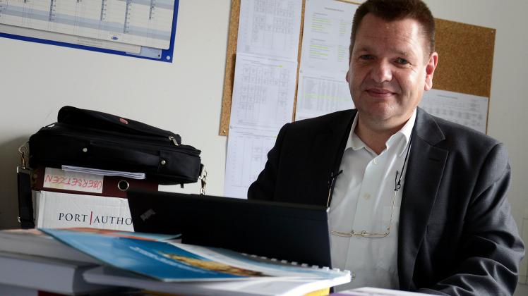 Christoph Rösener in einem Büro der Fachhochschule in Flensburg.