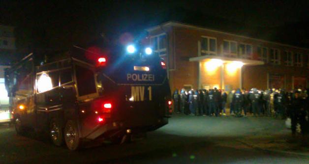 Supermarkt in Stadion-Nähe: Hier setzte die Polizei die Krawallmacher fest. Supermarkt in Stadion-Nähe: Hier setzte die Polizei die Krawallmacher fest.