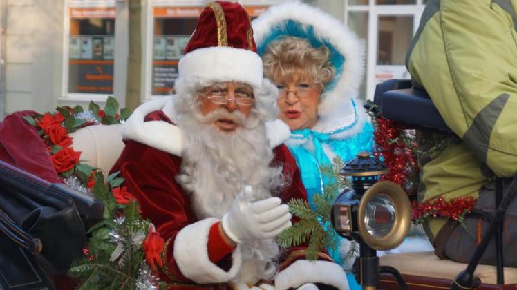 Auf dem Weg: Der Weihnachtsmann und die Märchentante kommen mit der Kutsche zum Markt.