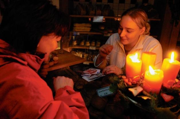Wechselgeld bei Kerzenschein gezählt (von links): Elke Tiedjens und Bäckereiverkäuferin Marina Angrick. 