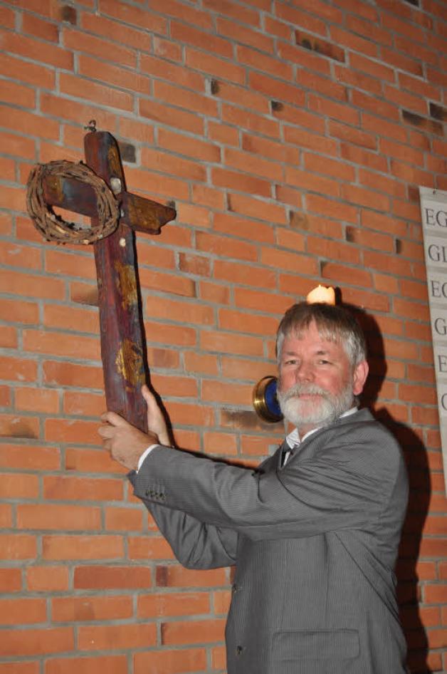 Kurseelsorger Georg Hillenkamp hängte das Kreuz aus der „Insel“ in der St.-Elisabeth-Kirche auf. 