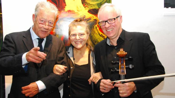 Künstlerin Margit Buß mit prominenter Unterstützung bei der Ausstellungseröffnung: Björn Engholm (l.) führte in die Ausstellung ein, Georg Fritzsch sorgte für musischen Hochgenuss.  Fotos: Kühl 