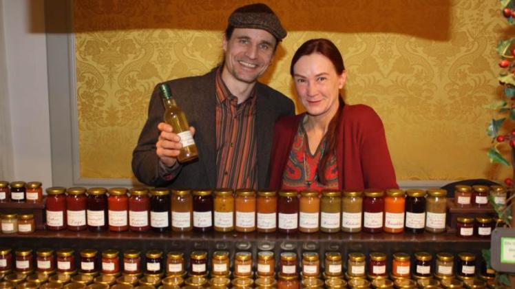 Sabine Kosanke und Reinhard Beier boten ihre selbstgemachten Marmeladen, Liköre und Gelees an.  