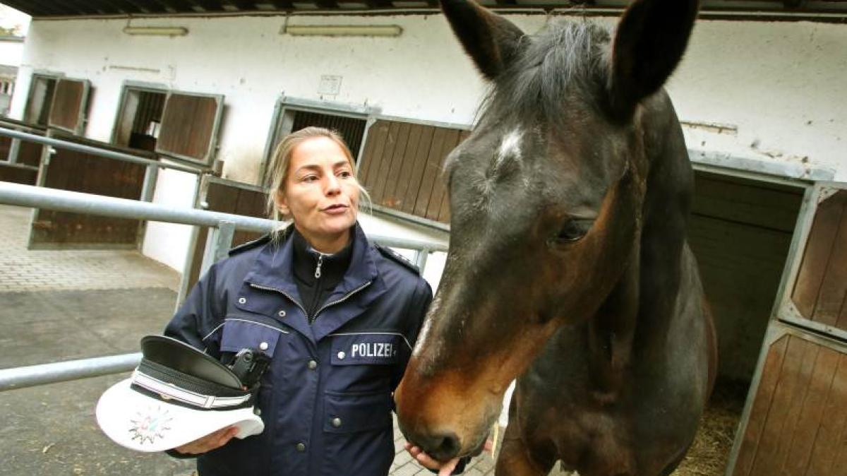 Eine Polizistin Mit Pferd SVZ