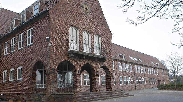 Die frühere, heute denkmalgeschützte Osterhusumer Schule in Husum ist ein Modellprojekt für generationenübergreifendes Wohnen.
