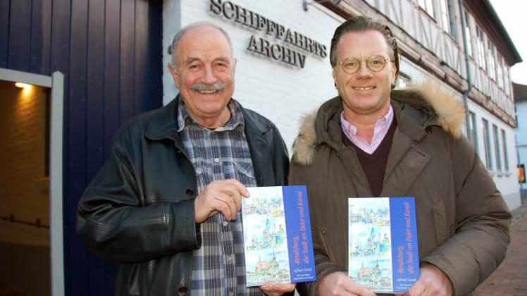 „Rendsburg, die Stadt an Eider und Kanal“: Autor Alfred Gudd und sein Verleger Dirk Albers (rechts) mit dem neuen Buch, das ab sofort im Handel erhältlich ist. 