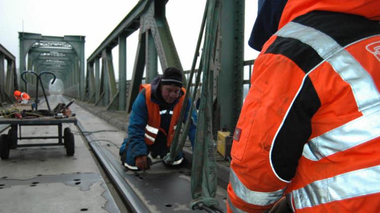Maßarbeit bei Eiseskälte: Gerhard Ziegler kontrolliert mit einem Kollegen die Fahrbahnplatten der Lindaunisbrücke.  