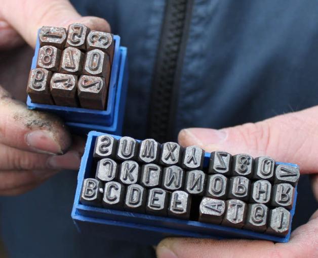Torsten Harders zeigt die Metallstempel, mit dem die Räder für das Amt Trittau gekennzeichnet werden. Torsten Harders zeigt die Metallstempel, mit dem die Räder für das Amt Trittau gekennzeichnet werden.