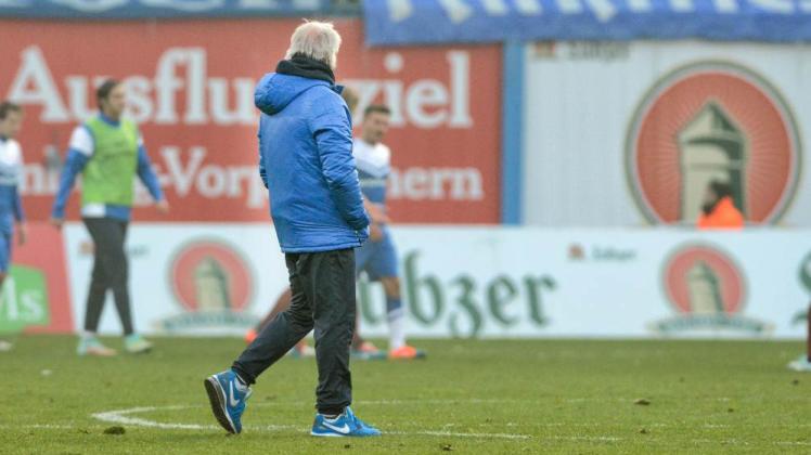 Peter Vollmann steht beim FC Hansa vor dem Aus. Trotz unbestritten fachlicher Kompetenzen des Trainers sieht sich die Vereinsführung gezwungen, die Notbremse zu ziehen.  