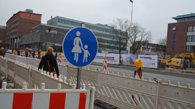 Umgeleitet: Fußgänger müssen aktuell in der Friedrich-Ebert-Straße auf die Straße ausweichen – durch Abtrennungen geschützt.  