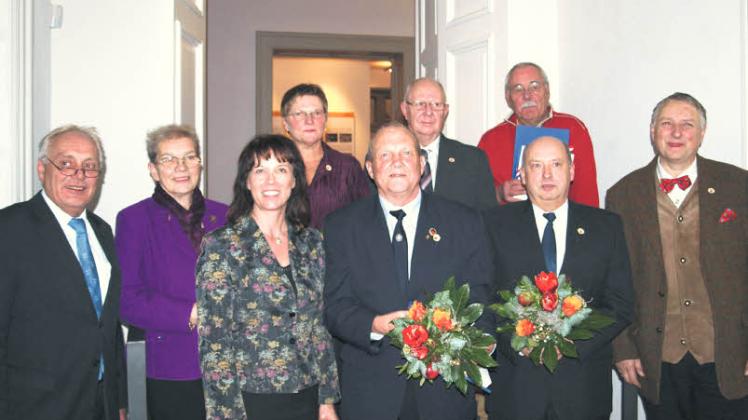 Zwei Frauen und fünf Männer wurden für ihr ehrenamtliches  Engagement von Kreispräsident Peter Sönnichsen (links) und  Landrätin Stephanie Ladwig (3. von links) geehrt.  