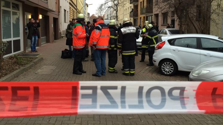 Drei Männer im Alter von 32, 56 und 72 Jahren sind in Hamburg-Harburg an Kohlenmonoxid erstickt. Die Feuerwehr löste Großalarm aus, insgesamt waren 75 Retter im Einsatz.