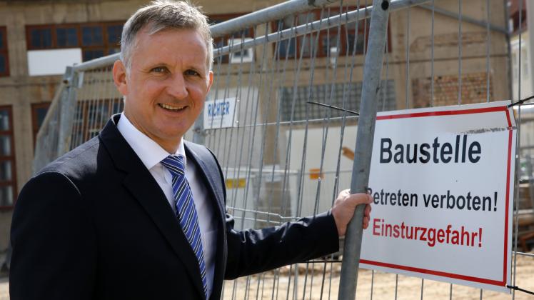 Christian Schmidt, Ärztlicher Direktor der Universitätsklinik Rostock, steht auf dem Klinikgelände in Rostock an der Baustelle für den Neubau "Zentrale Medizinische Funktionen"