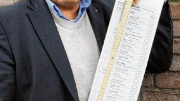 Bürgermeister  Heßmann zeigt: Der Stimmzettel ist 78,3 Zentimeter lang. Foto: hn