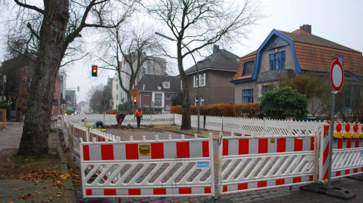 Zwischen Roonstraße und dem Beginn des Jugendspielplatzes ist die Färberstraße noch bis einschließlich Freitag wegen Bauarbeiten voll gesperrt. 