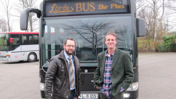 Fahren jetzt auch den Förde-Bus: Ralf Hansen-Borg (l.) und Sven Gorzelniaski auf dessen Betriebshof am Friedenshügel. 