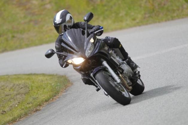 Hobby Motorrad: Mit ihrer 98 PS starken, über 200 km/h schnellen 600er Yamaha Fazer probiert sich Susi Köpke auch auf öffentlich zugänglichen Rennstrecken aus. Hobby Motorrad: Mit ihrer 98 PS starken, über 200 km/h schnellen 600er Yamaha Fazer probiert sich Susi Köpke auch auf öffentlich zugänglichen Rennstrecken aus.