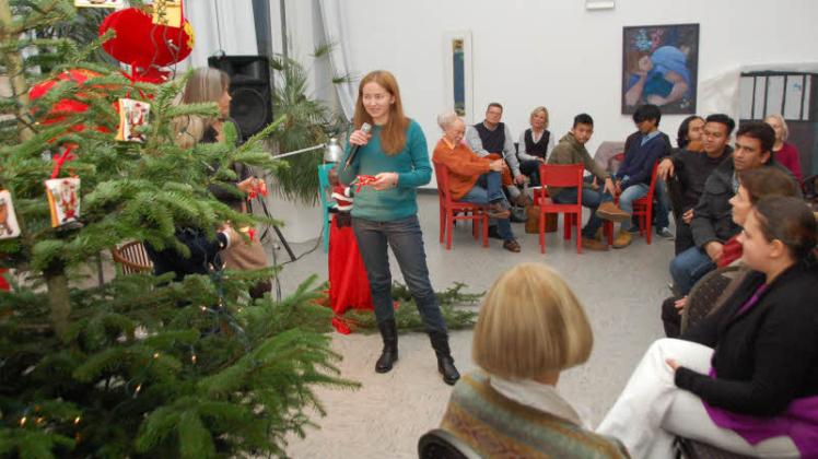 Auch die Studentin Alina aus Usbekistan stellte sich vor rund 70 Besuchern vor und verlas ihren Weihnachtswunsch. 