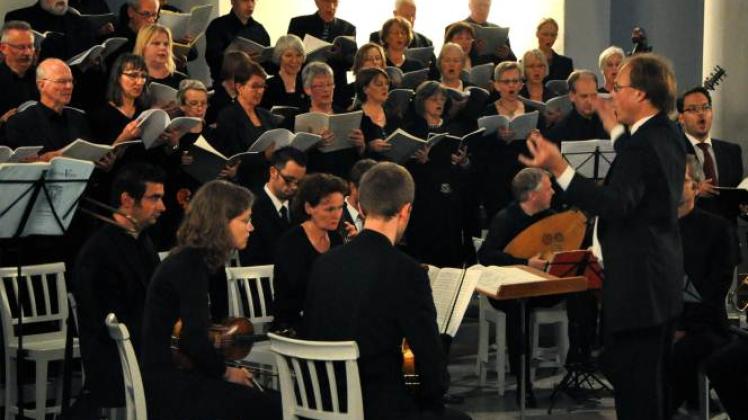 Kantor Karsten Lüdtke (rechts) probt mit dem Bach-Chor derzeit für das Weihnachtskonzert in der Vicelinkirche.   