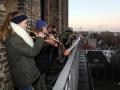 Die Musiker aus Bokhorst spielten die Weihnachtslieder hoch oben vom Turm der Vicelinkirche aus in die Stadt hinein. 
