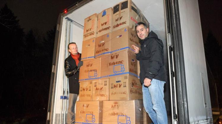 MV für Kobanê: Anwalt Thomas Wanie und Gastronom Bahri Oktan beladen den 40-Tonner. MV für Kobanê: Anwalt Thomas Wanie und Gastronom Bahri Oktan beladen den 40-Tonner.