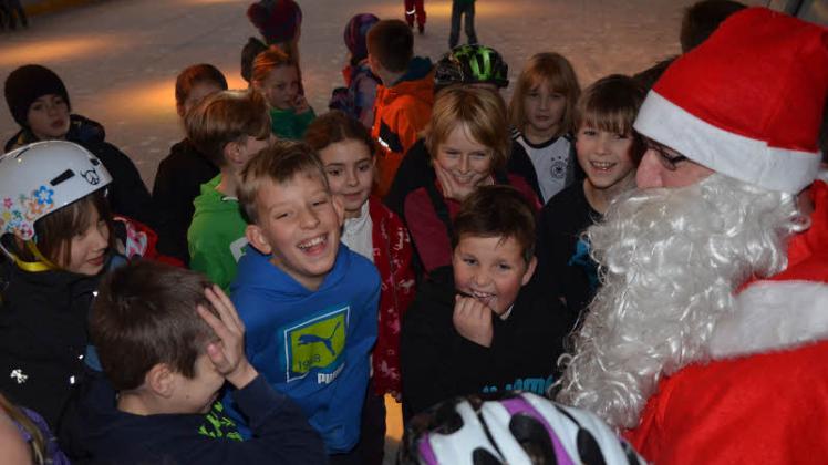 Trotz der in einzelnen Gruppen aufs Eis geführten Kinder herrschte dichtes Gedränge um den Nikolaus herum. 