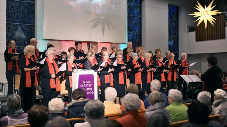 Die 40 Sänger des Lutherchores hatten gestern zu ihrem alljährlichen Weihnachtskonzert eingeladen. Die Lutherkirche war zwei Mal bis auf den letzten Platz. besetzt. 