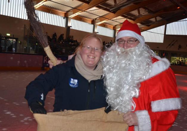 Eismeisterin Katja Adebahr mit dem Nikolaus. Eismeisterin Katja Adebahr mit dem Nikolaus.