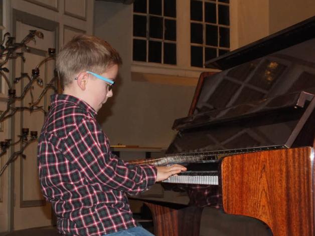 Mutig eröffnete Joel Rücker am Klavier das Adventskonzert der Musikschule Glückstadt. Mutig eröffnete Joel Rücker am Klavier das Adventskonzert der Musikschule Glückstadt.