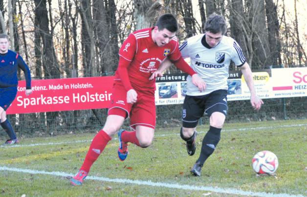 Mit Haken und Ösen kämpfen Sebastian Witt (links) und Daniel Kennedy (TSV Kropp) um den Ball.
