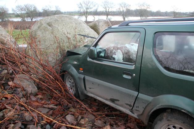 Unfall nach Schlaganfall am Steuer - Frau rast mit Auto im LRO gegen Stein.