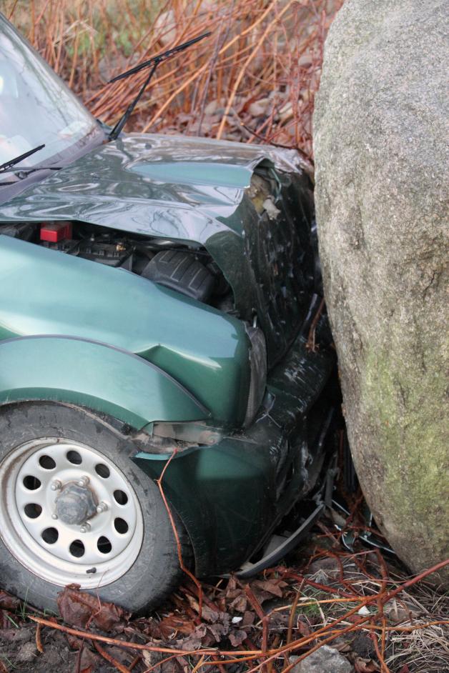Unfall nach Schlaganfall am Steuer - Frau rast mit Auto im LRO gegen Stein.
