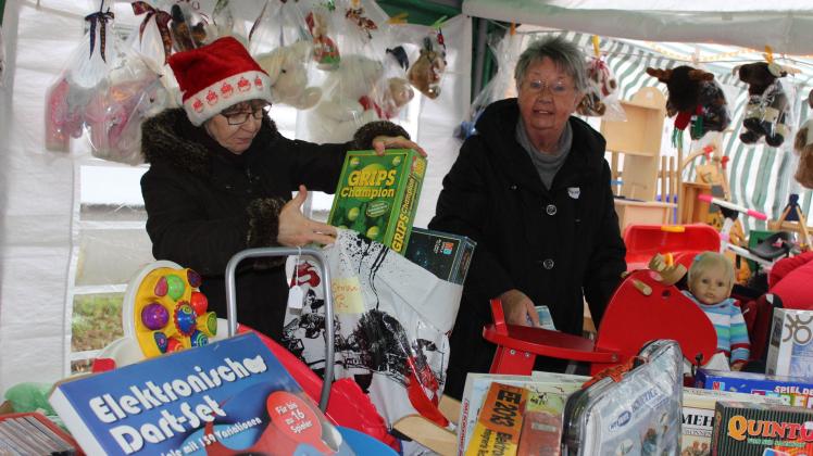 Beim Glücksgriff läuft das Geschäft: Besucher kaufen bei Kirsten Haesler (links) und Rosi Bartschies günstige Weihnachtsgeschenke. 