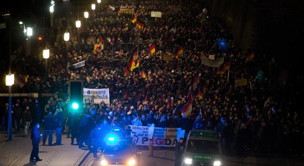 Mehr als 7000 Sympathisanten der Pegida demonstrieren am 1. Dezember am Terrassenufer in Dresden.