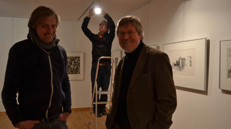 Kunst im Laufe der Zeit: Matthias Dettmann (34), Thomas Häntzschel (50) und Wolfgang Friedrich (67) vom Vorstand des Kunstvereins haben sie in der Ausstellung „Archiv“ eingefangen. 