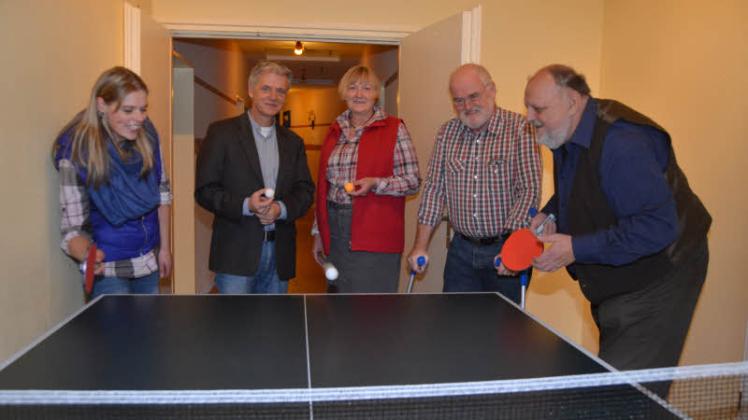 An der neuen Tischtennisplatte: Frauke Raap, Torsten Tetzlaff, Birgit Sierck, Klaus Dössel und Klaus-Dieter Fox.  