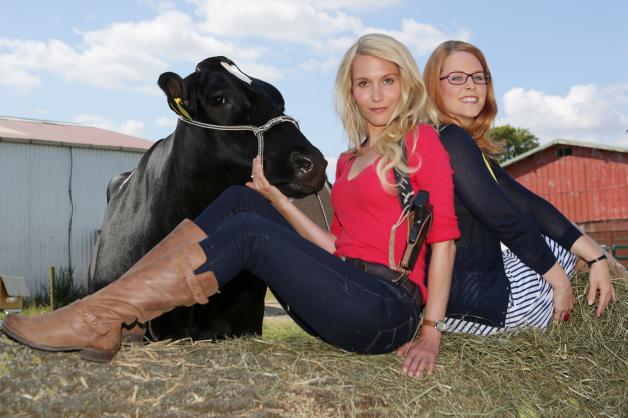 Dunkel (l.), blond (m.) und rothaarig (r.) bei Dreharbeiten zur ZDF-Serie „Kripo Holstein“. Dunkel (l.), blond (m.) und rothaarig (r.) bei Dreharbeiten zur ZDF-Serie „Kripo Holstein“.