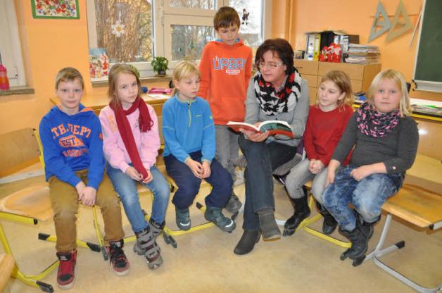 Gebannt hören Luca Böhlke (v. l.), Anna-Lena Hübner, Jolantha Sievertsen, Willi Lange, Aileen Twarkowski und Sina Twarkowski ihrer Vorleserin Christa Marx zu. Fotos: christina milbrandt Gebannt hören Luca Böhlke (v. l.), Anna-Lena Hübner, Jolantha Sievertsen, Willi Lange, Aileen Twarkowski und Sina Twarkowski ihrer Vorleserin Christa Marx zu. Fotos: christina milbrandt
