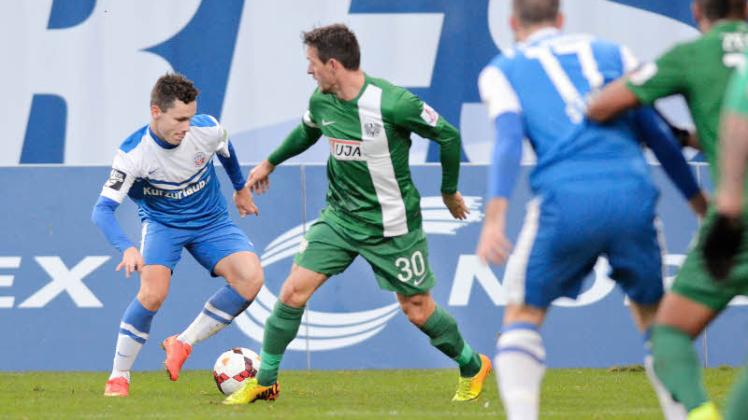 Mit viel Einsatz überzeugte Lukas Scherff in seinem ersten Einsatz für den FC Hansa gegen Münster (hier Benjamin Siegert) und darf sich berechtigte Hoffnungen auf einen Platz in der Start-Elf am Sonnabend in Erfurt machen.  