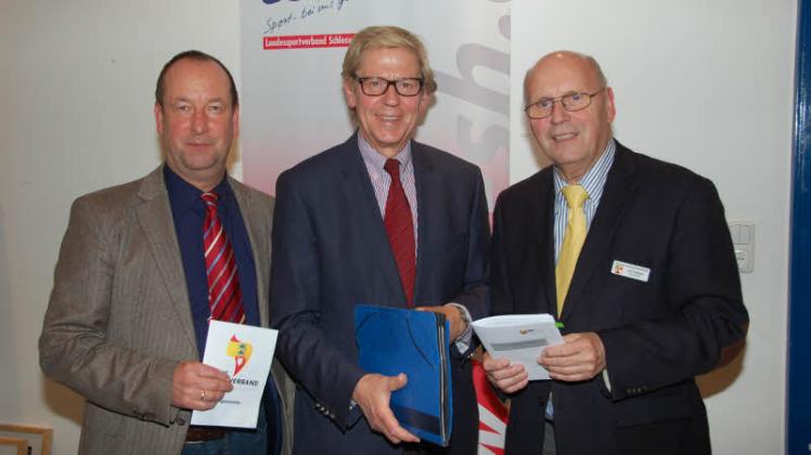 Kreispräsident Lutz Clefsen (von rechts), LSV-Präsident Hans-Jakob Tiessen und KSV-Vorsitzender Dr. Thomas Liebsch-Dörschner zogen eine Bilanz des Kommunaldialogs. 