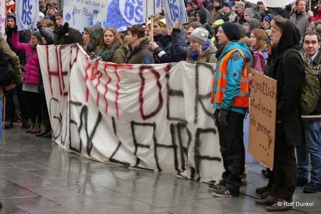 Im Landtag wurde über den Haushalt debattiert, vor dem Landtag demonstrierten die Studenten für bessere Studienbedingungen. Im Landtag wurde über den Haushalt debattiert, vor dem Landtag demonstrierten die Studenten für bessere Studienbedingungen.