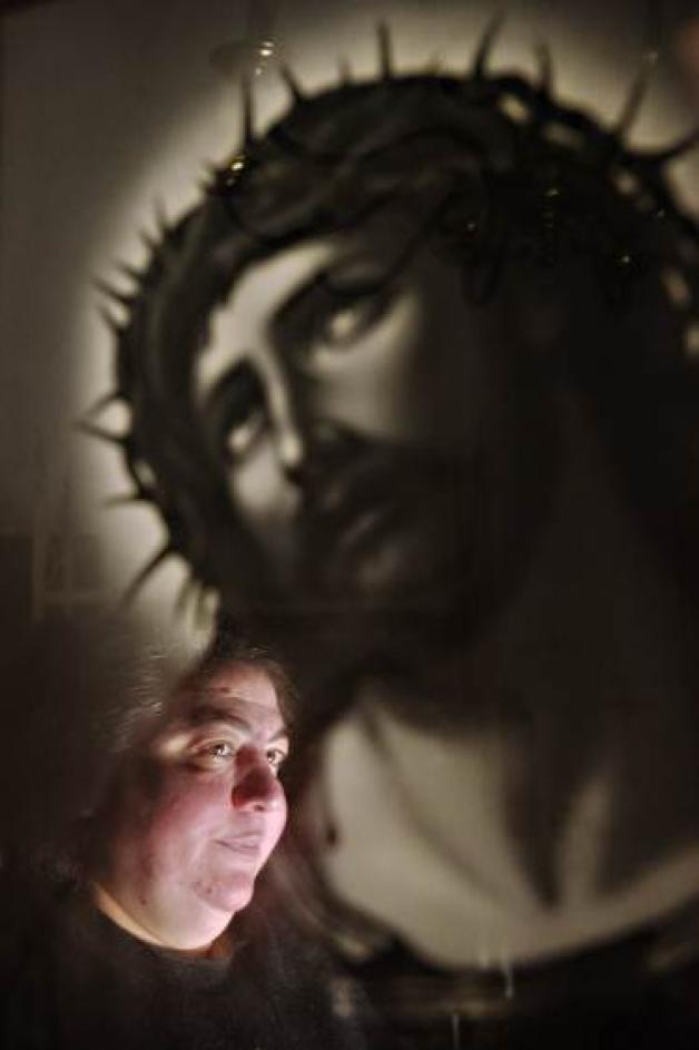 „Die Figuren bleiben hier!“ Rachele Raffaela Cutolo als Spiegelung in einem Christusbild. Wenn es um ihren Glauben geht, ist sie resolut.