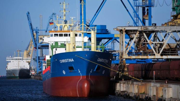 Eine Vertiefung des Seekanals würde auch größeren Schiffen mit mehr Ladung die Einfahrt nach Rostock ermöglichen. Das würde die Umschlagszahlen des Rostocker Hafens positiv beeinflussen. Eine Vertiefung des Seekanals würde auch größeren Schiffen mit mehr Ladung die Einfahrt nach Rostock ermöglichen. Das würde die Umschlagszahlen des Rostocker Hafens positiv beeinflussen.