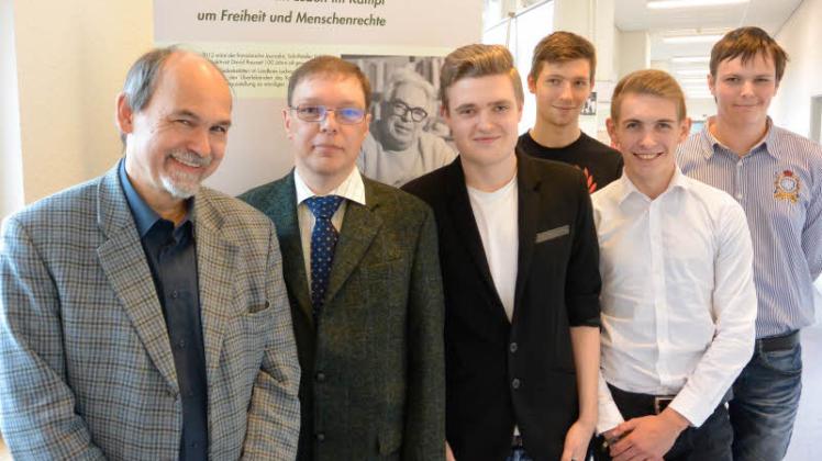 Eröffneten die Ausstellung: (v. l.) Detlef Garbe, Björn Kooger mit den Schülern Matthias Möller, Magnus Andresen, Gunnar Voß und Philip Kehl. 