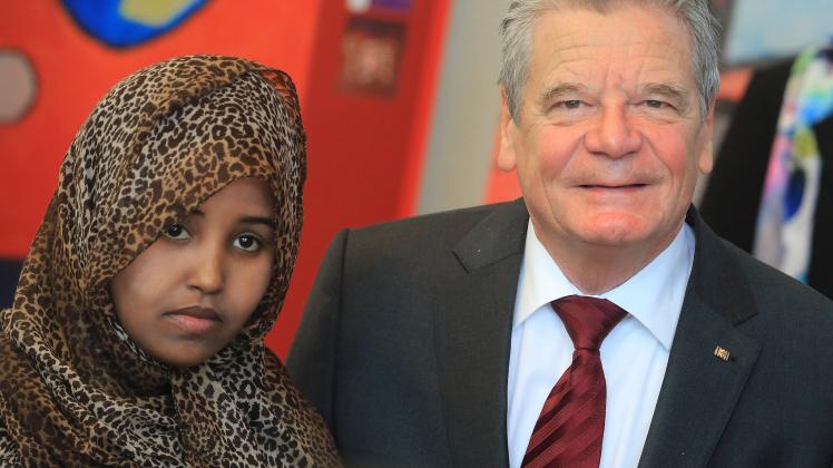 Bundespräsident Joachim Gauck beim Besuch eines Flüchtlingsheims in Magdeburg mit Faduma Ali Khaif aus Somalia.