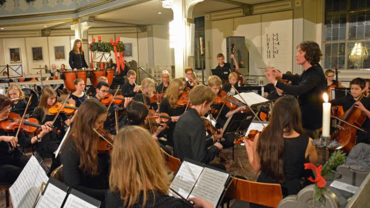 Harmonische Klänge  boten die Mitglieder des Orchesters unter der Leitung von Sandra Buschmann. 