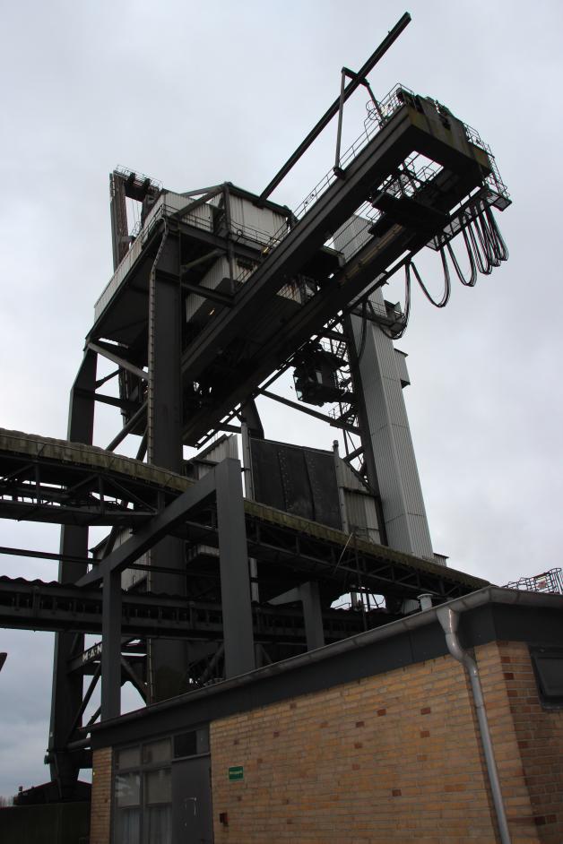 Der große Kran kann 1200 Tonnen Kohle pro Stunde entladen.