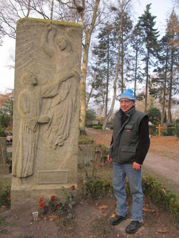 Die Grabstätte von Erich Heinkel, der in jungen Jahren bei einem Verkehrsunfall ums Leben gekommen ist, schmückt ein unter Denkmalschutz stehender Stein des Bildhauers Bernhard Bleeker aus dem Jahre 1930. Er war ein Sohn des Flugzeug-Konstrukteurs Ernst Heinkel, sagt Bernd-Uwe Liesegang. 