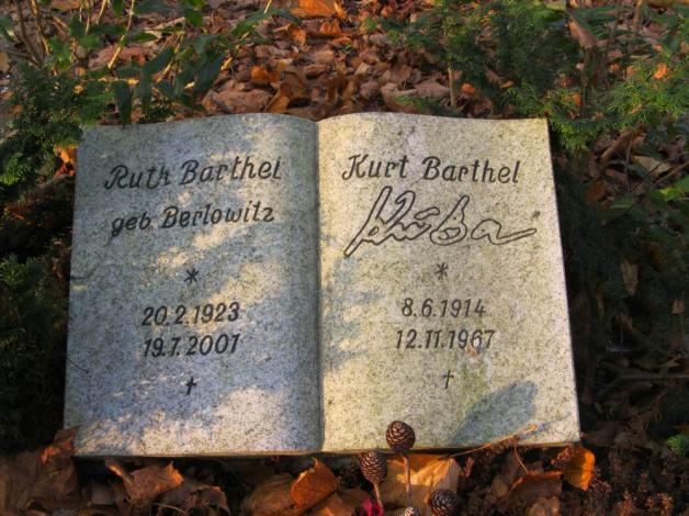 Bekannte Persönlichkeit: Dieser Grabstein erinnert an den in der DDR vielfach ausgezeichneten Schriftsteller Kurt Barthel alias Kuba. 