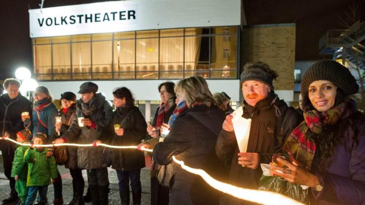 Licht an vor dem Volkstheater: Bürger setzen ein Zeichen gegen Landespolitik. Fotos: Geos Licht an vor dem Volkstheater: Bürger setzen ein Zeichen gegen Landespolitik. Fotos: Geos